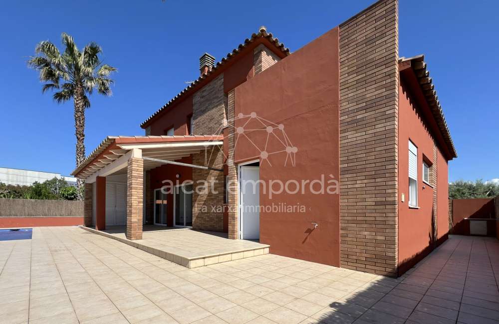 Excellente maison avec piscine privée dans un quartier très calme de Sant Pere Pescador.41