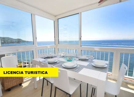 BAIXADA DE PREU! Impressionant apartament amb vistes panoràmiques al mar, reformat, aparcament inclòs. Una visita obligada!0