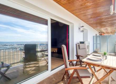 Apartment on the seafront. Avda De Rhodes11