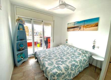 Apartament totalment reformat amb terrassa i vistes al canal a Empuriabrava11