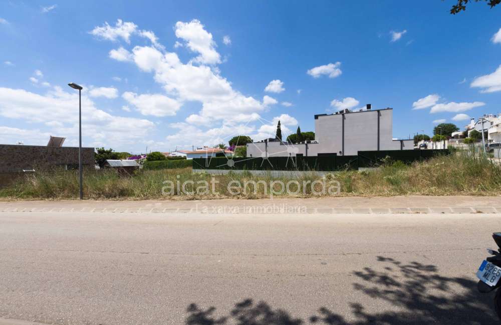 Terrain unifamilial constructible dans une urbanisation tranquille de Roses. Bonne opportunité !3