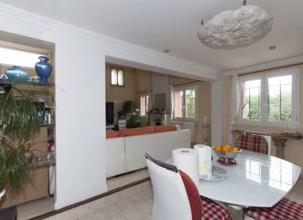 Casa amb jardí i dos apartaments.1