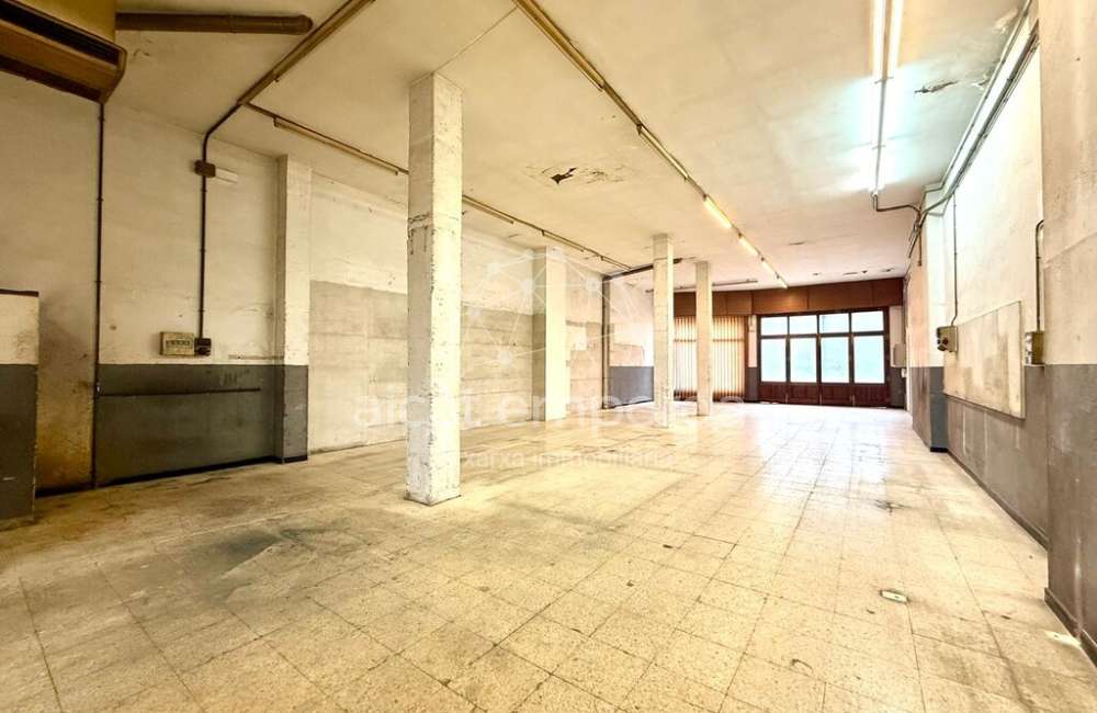 Figueres. Local comercial + soterrani en venda (C/Empordà).0