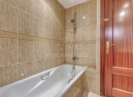 Gran apartament de 3 dormitoris amb boniques vistes a la muntanya a minuts de la platja.25