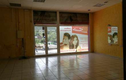Grand local commercial au pied de la rue