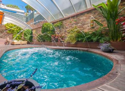 Fantàstica casa moderna amb piscina, cuina exterior ia poca distància a peu de la platja.2