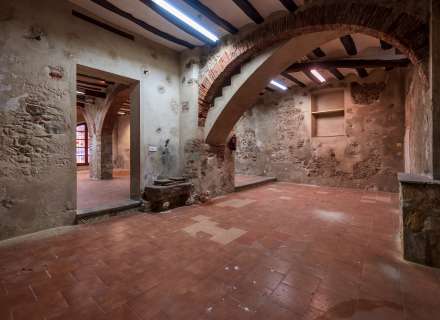 Building for sale in the pedestrian and commercial center of Figueres with high investment potential.5