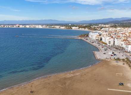 Apartment on the seafront. Avda De Rhodes4
