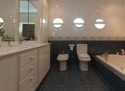 Gran casa amb piscina, garatge en un solar cantoner en zona tranquil·la.30