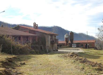 Magnifica finca ganadera y forestal en Vidrà a 3,5 km del pueblo con un camino de acceso pavimentado. Con una extensión de 108 hectáreas.20