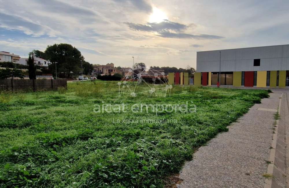 Gran parcel·la doble de 1604m2 per construir la teva casa amb piscina i perfecte jardí. Una oferta especial!8