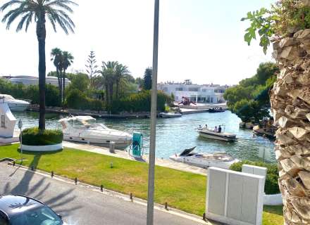Apartament totalment reformat amb terrassa i vistes al canal a Empuriabrava19