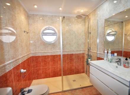 Gran casa amb piscina, garatge en un solar cantoner en zona tranquil·la.33