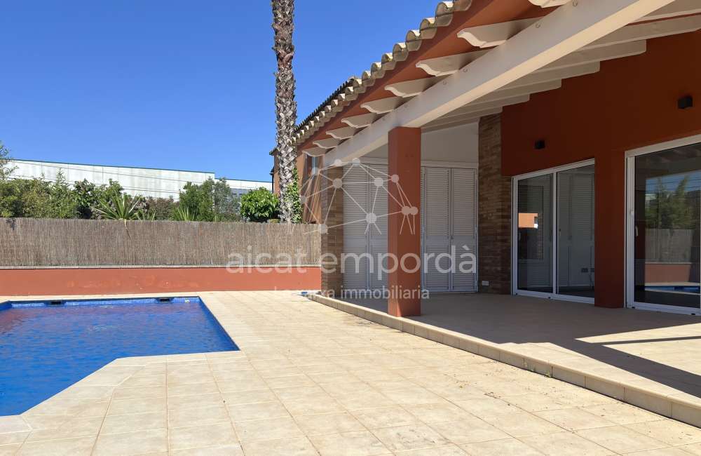 Excellente maison avec piscine privée dans un quartier très calme de Sant Pere Pescador.42