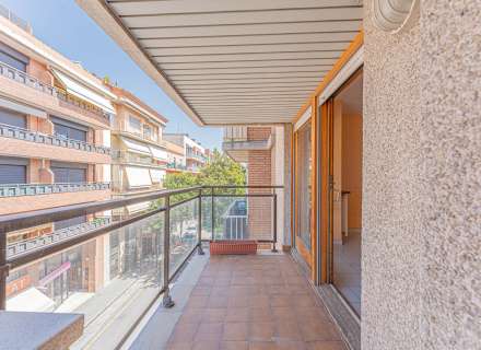 Busques un pis ampli, lluminós i al bell mig de Figueres? Aquesta és l'oportunitat que estaves esperant.7