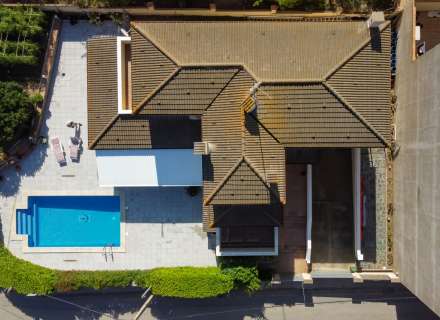 Gran casa amb piscina, garatge en un solar cantoner en zona tranquil·la.44