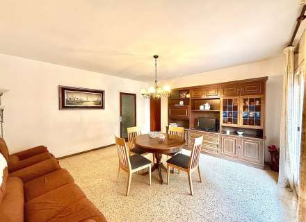 Piso de 4 habitaciones con balcón en Creu de la Ma0