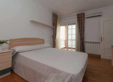 Gran casa amb piscina, garatge en un solar cantoner en zona tranquil·la.37