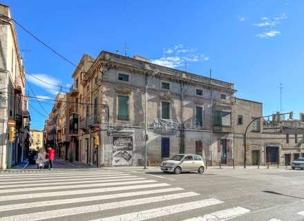Building ideal for a small hotel, shopping center, or apartment building. Figueres Center. We have a summary of the current plan (PGOU).25