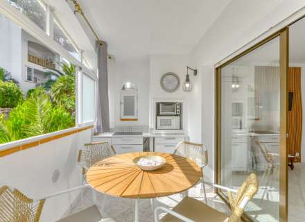 Vous recherchez un endroit paisible à Roses, proche de la nature et réunissant tout le confort nécessaire pour en profiter tout au long de l'année ? Cet appartement mérite votre attention.10