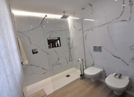 Gran casa amb piscina, garatge en un solar cantoner en zona tranquil·la.24