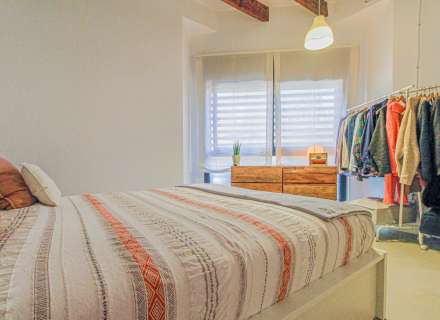 Busques un pis en planta baixa a Sant Pere Pescador on combinar comoditat, llum i qualitat de vida?13