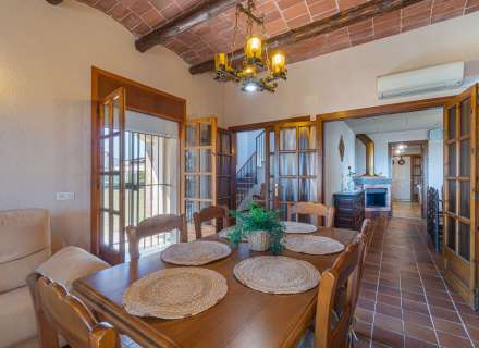Maison/villa individuelle de style rustique, située à Bon Relax, à Sant Pere Pescador, à 1 km de la mer.9