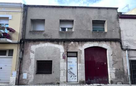 House with garden in the center of figueres.