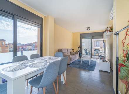 Apartament modern amb piscina comunitària i plaça d'aparcament.4