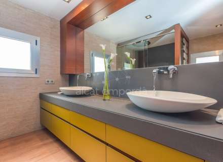 Fantàstica casa moderna amb piscina, cuina exterior ia poca distància a peu de la platja.13