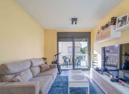 Apartament modern amb piscina comunitària i plaça d'aparcament.3
