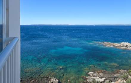 Despierta cada día con el mediterráneo a tu lado – piso con piscina, parking y vistas al mar en el faro de roses
