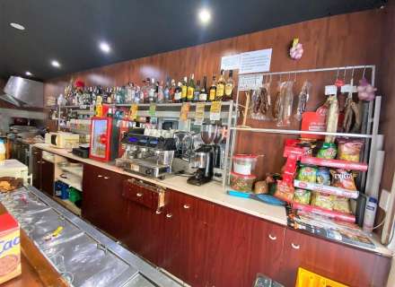 En traspàs BAR en ple rendiment al centre de Torroella.1