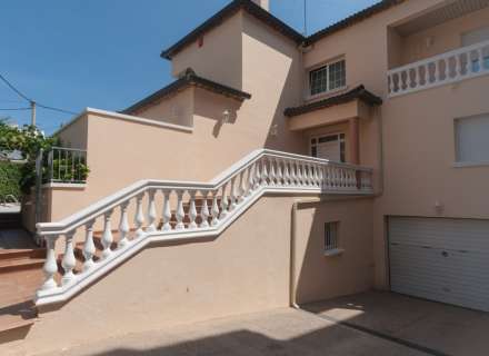 Gran casa amb piscina, garatge en un solar cantoner en zona tranquil·la.42