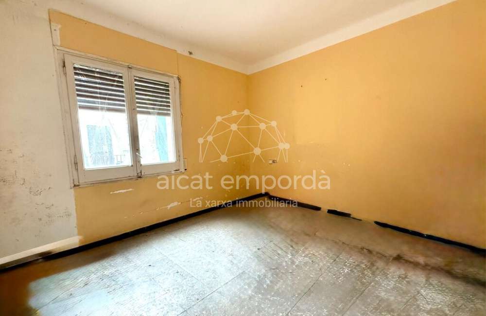 Edifici cèntric en venda a Figueres.3