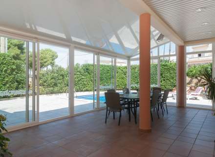 Gran casa amb piscina, garatge en un solar cantoner en zona tranquil·la.10