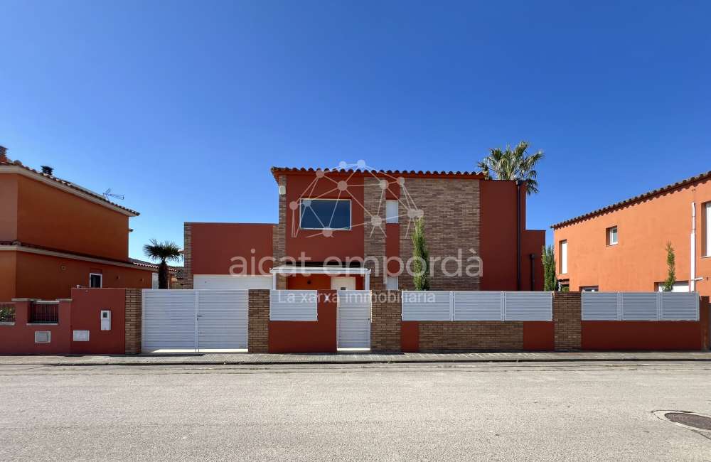 Excellente maison avec piscine privée dans un quartier très calme de Sant Pere Pescador.0