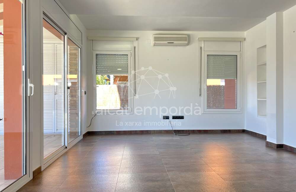 Excellente maison avec piscine privée dans un quartier très calme de Sant Pere Pescador.11