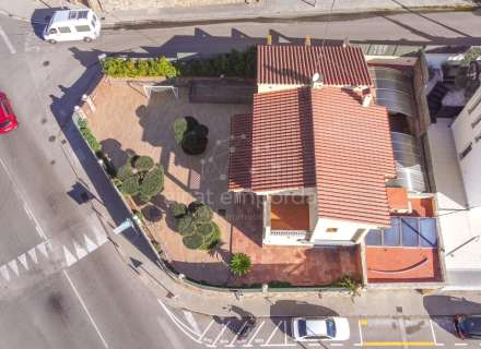 Fantàstica casa moderna amb piscina, cuina exterior ia poca distància a peu de la platja.15
