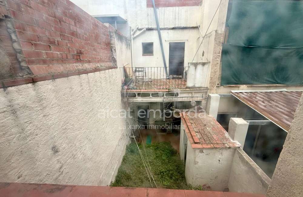 Edifici cèntric en venda a Figueres.2