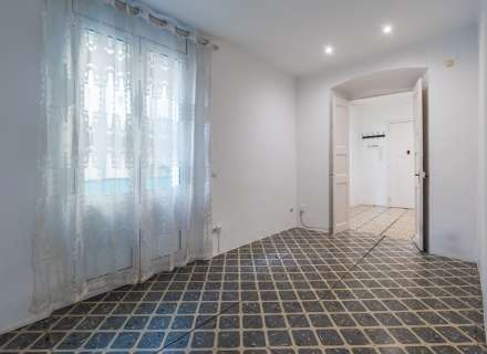 Building for sale in the pedestrian and commercial center of Figueres with high investment potential.23