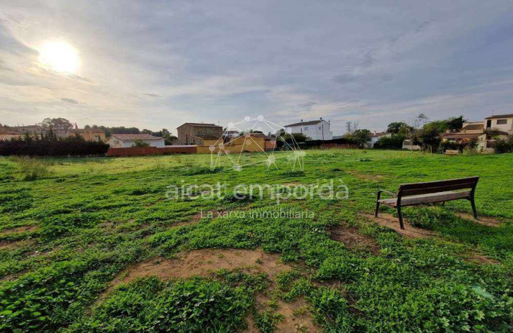 Gran parcel·la doble de 1604m2 per construir la teva casa amb piscina i perfecte jardí. Una oferta especial!9