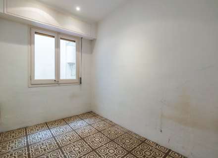 Building for sale in the pedestrian and commercial center of Figueres with high investment potential.26