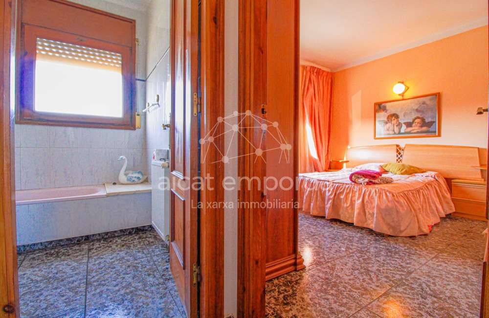 Casa cantonera amb gran terrassa i garatge a Cabanes24