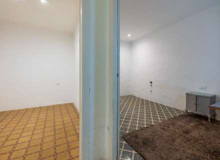 Building for sale in the pedestrian and commercial center of Figueres with high investment potential.29