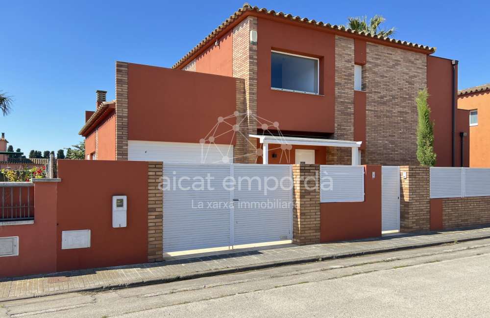 Excellente maison avec piscine privée dans un quartier très calme de Sant Pere Pescador.37