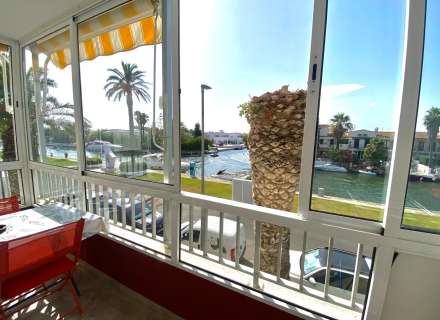 Apartament totalment reformat amb terrassa i vistes al canal a Empuriabrava1