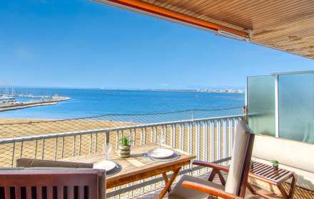Apartment on the seafront. avda de rhodes