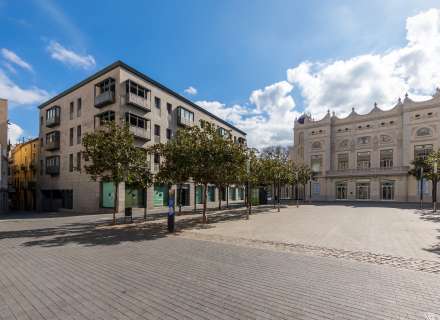 Building for sale in the pedestrian and commercial center of Figueres with high investment potential.0