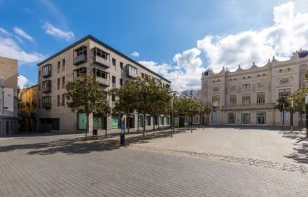 Building for sale in the pedestrian and commercial center of figueres with high investment potential.